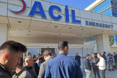 Sağlık kontrolü için getirilen şüpheli, hastane önünde silahlı saldırıya uğradı; 1 ölü, 3 yaralı