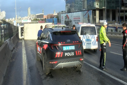 Kadıköy'de et yüklü kamyonet devrildi: 1 yaralı