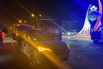 Otomobil ile halk otobüsünün çarpıştı kaza kamerada