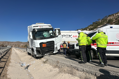 Sürücüsünün makas attığı TIR refüje girdi, kara yolu 1 saat ulaşıma kapandı
