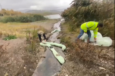 Akaryakıtın göle karışmaması için emici bariyerle önlem