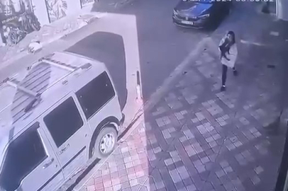 Bağcılar’da hırsızların ev sahibine yakalandığı anlar kamerada