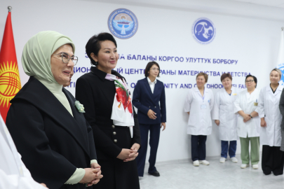 Emine Erdoğan, Kırgızistan'daki Türkiye Maarif Vakfı'nı ziyaret etti