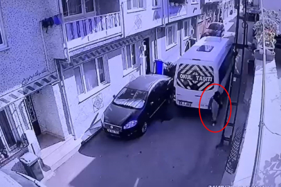 Geri manevra yaptığı servis minibüsüyle yayanın ayağını ezdi