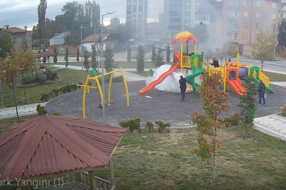 Parkta çocuklar oynarken oyun grubunu yaktı