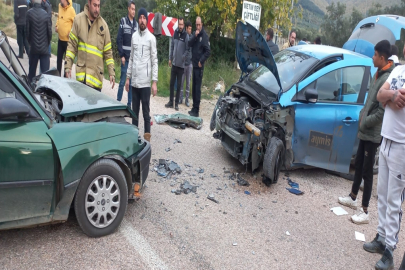 2 otomobil çarpıştı; 2 sürücü yaralı