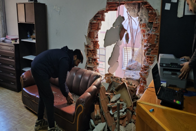 Bina yıkımı sırasında yanındaki 3 iş yerinin duvarları zarar gördü