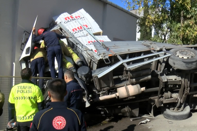 Kartal'da gaz beton yüklü kamyon 2 katlı binaya girdi: 1 yaralı