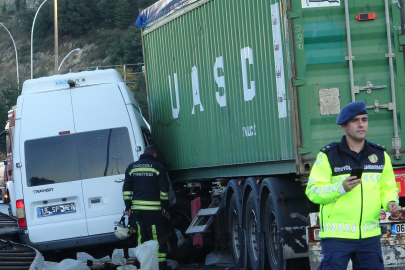 TEM Otoyolu'nda 3 aracın karıştığı kaza; 4'ü jandarma personeli 5 yaralı