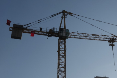 80 metrelik kule vinçte saygı duruşu