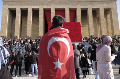 Anıtkabir'e ziyaretçi akını