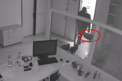 Çaldığı çelik kasayı açmak için alet kutusunu da götürdü; o anlar kamerada