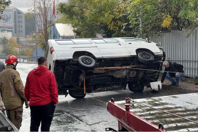 Kağıthane’de panelvan kontrolden çıkarak devrildi; yol trafiğe kapandı