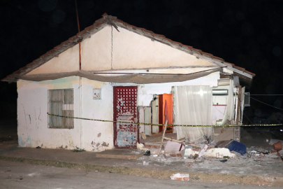 Otomobil gecekonduya girdi, molozların altında kalan anneanne ve bebek yaralandı