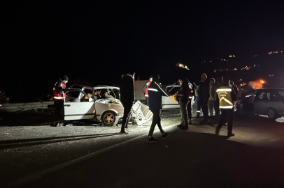 Rize'de 3 otomobil çarpıştı: 2 ölü, 8 yaralı
