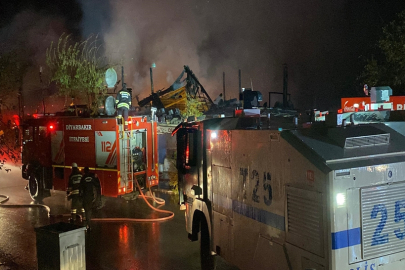2 ahşap kafenin küle döndüğü yangına TOMA'lar müdahale etti