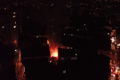 Bursa'da iki katlı ahşap bina alev alev yandı; yangın havadan dronla görüntülendi