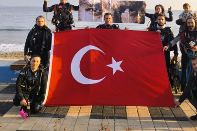 Denizin altında Atatürk posteri açtılar
