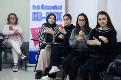 Dünürleriyle daha iyi iletişim kurabilmek için işaret dili öğreniyorlar