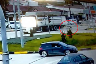 Kamyonun altında kalan yayanın öldüğü kaza kamerada