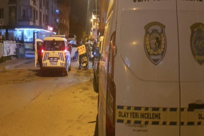Sancaktepe'de iş yerini kurşunladılar; kaçtıkları otomobille 2 araca çarptılar