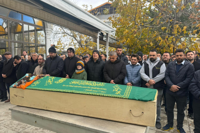 Oğlunun, uyurken bıçaklayarak öldürdüğü anne son yolculuğuna uğurlandı