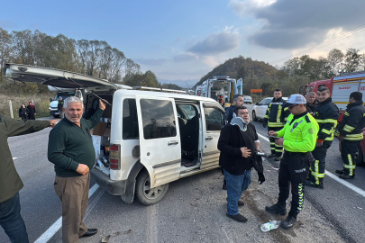 Hafif ticari araçla otomobil çarpıştı: 2'si çocuk, 7 yaralı