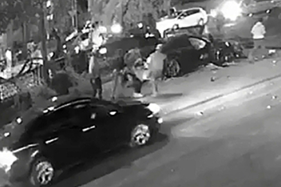 Kaza yapan otomobildeki eşyaları çaldılar