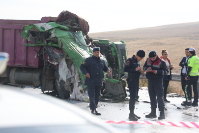 Konya'da tanker ile kamyon çarpıştı: 2 ölü