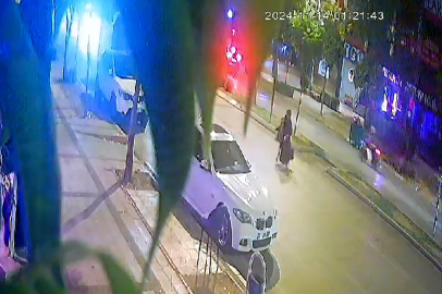 Otomobilin çarptığı anne ve oğlunun üzerinden arkadan gelen araç geçti: 2 ağır yaralı