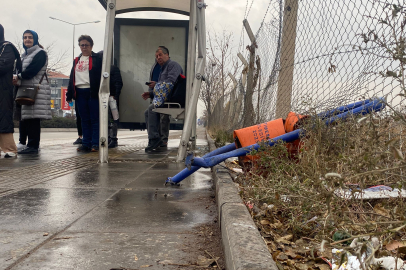 Ankara'da otomobil, otobüs durağına çarptı: 3 yaralı
