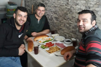 Dönerci 3 kardeşi trafik kazası ayırdı