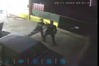 'Gürültü' ihbarına giden polis ekipleriyle çalışanlar arasındaki arbede kamerada