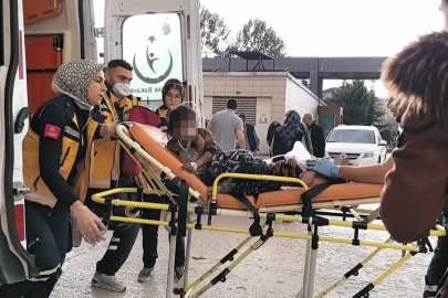 Evde yangın çıkaran çocukları, itfaiye ekipleri kurtardı