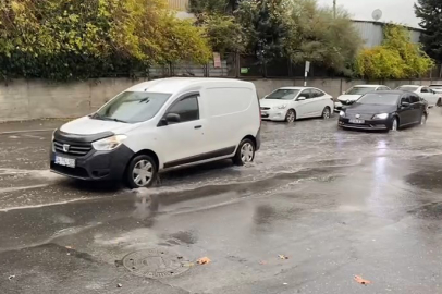 Küçükçekmece’de sağanak yağış sonrası cadde göle döndü