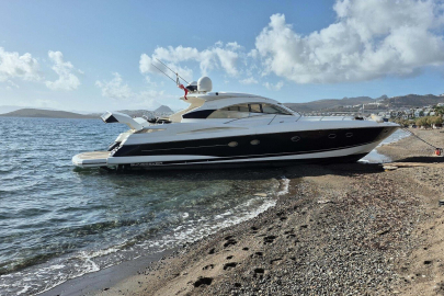 Bodrum'da fırtına nedeniyle motor yat karaya oturdu