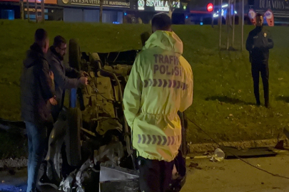 Bursa'da otomobil, aydınlatma direğine çarpıp takla attı: 2 yaralı