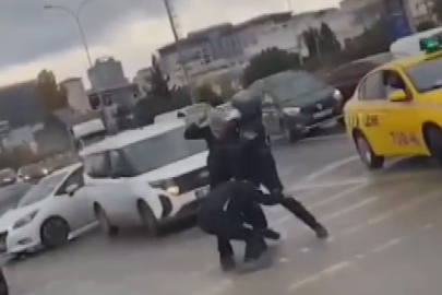 Maltepe'de otomobil sürücüsü motosikletli kuryeye demir çubukla saldırdı