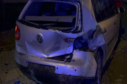 Park halindeki araçlara çarpıp kaçan sürücünün otomobilinde boş alkol şişeleri bulundu