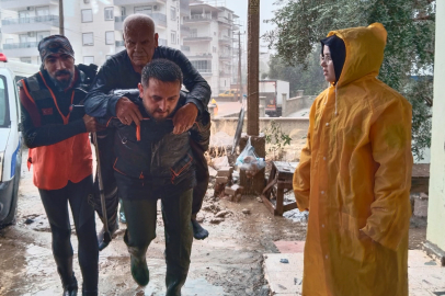 'Turuncu' kod uyarısı yapılan Antalya'da sağanak yaşamı olumsuz etkiledi