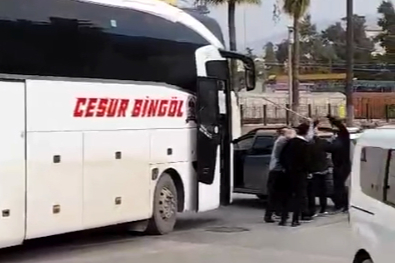 Otobüs şoförü ile otomobil sürücüsünün yol kavgası kamerada
