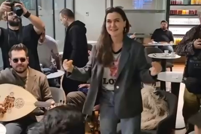 Uçağı rötar yapan Şevval Sam'dan havalimanında mini konser