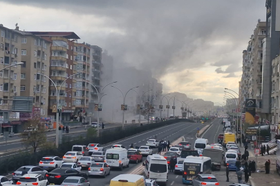 Ağır hasarlı bina yıkım sırasında çöktü, trafik önlem amaçlı durduruldu
