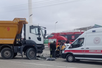 Kamyonla çarpışan otomobilin sürücüsü öldü