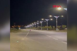motosiklet sürücüsünün tehlikeli yolculuğu kamerada