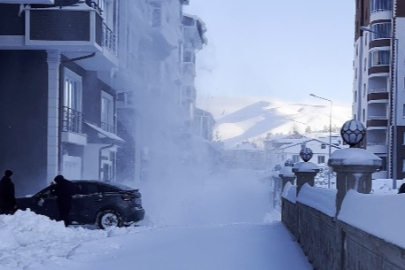 Çatıdan düşen kar, hasara yol açtı; o anlar kamerada