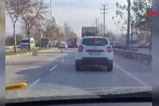 Refüje çarpıp takla atan kamyonetteki 2 kişi öldü
