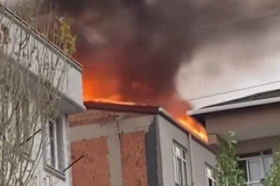 Başakşehir'de alev alev yanan çatı itfaiye tarafından söndürüldü