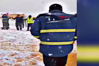 Gabar Dağı’nda işçiler, kar yağışını halay çekerek kutladı