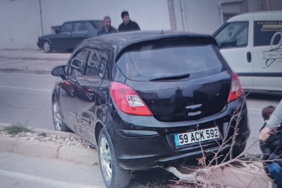 El freni çekilmeyen otomobil, araca ve ağaca çarptı; sürücü yaralandı
